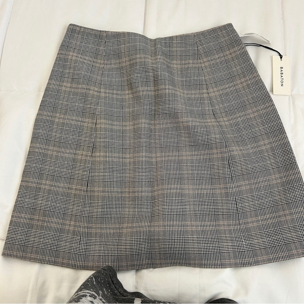 Aritzia Babaton Plaid A-Line Mini Skirt in Gray. Size 4 - Picture 4 of 4